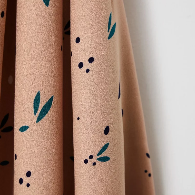 Crêpe de viscose rose pale avec des petites pétales