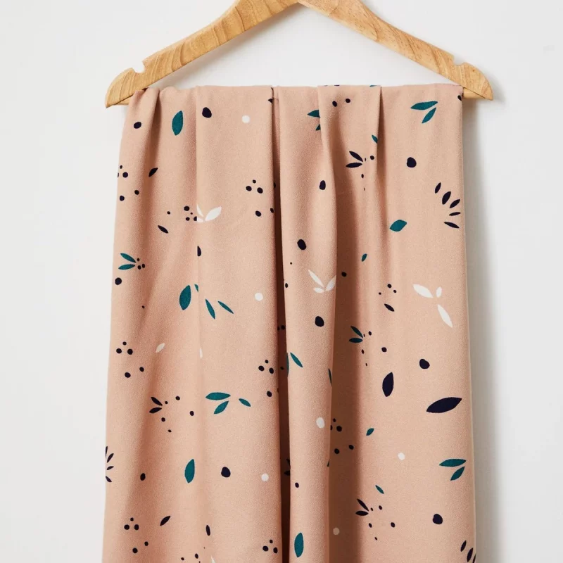 Crêpe de viscose rose pale avec des petites pétales