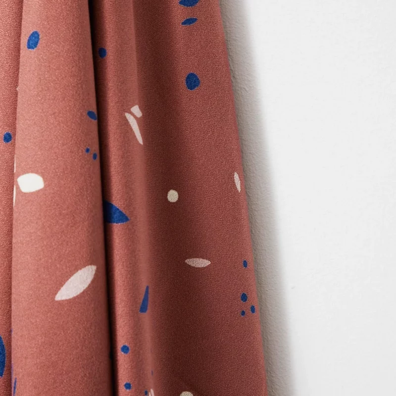 Crêpe de viscose bois de rose avec des petites pétales
