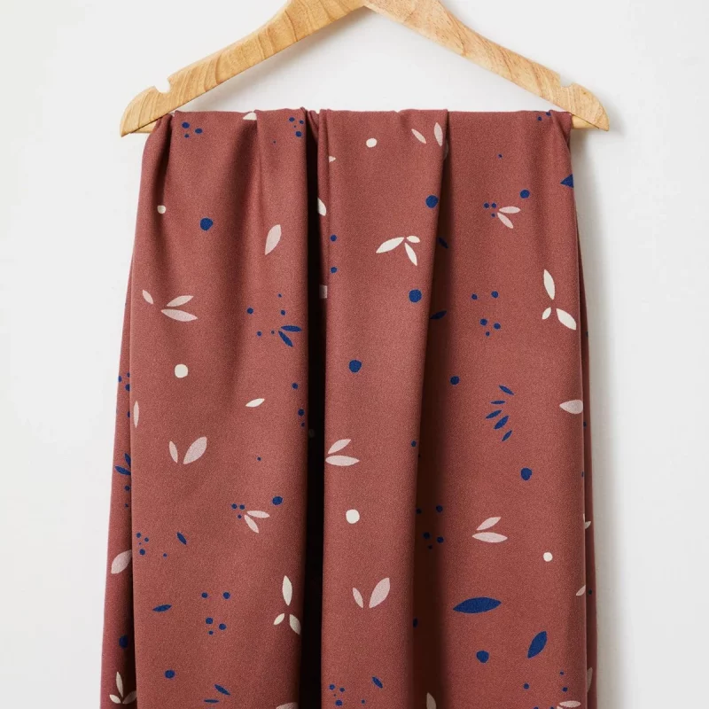 Crêpe de viscose bois de rose avec des petites pétales