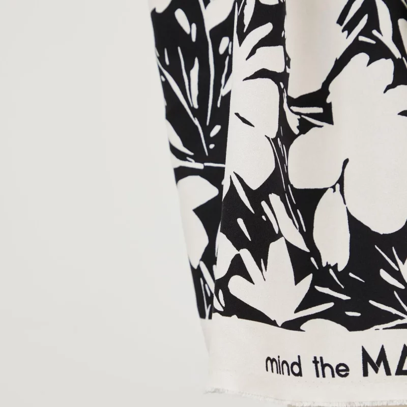 Crêpe de viscose grandes fleurs blanches sur fond noir