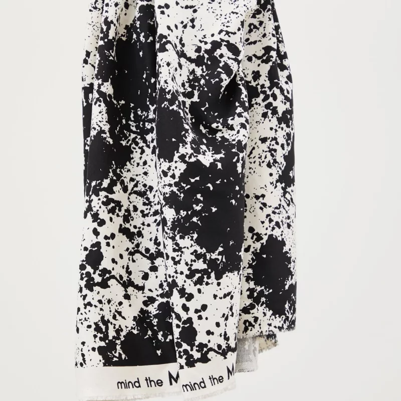 Crêpe de viscose fond blanc à motif abstrait noir