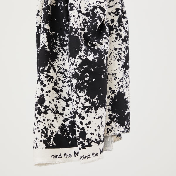 Crêpe de viscose fond blanc à motif abstrait noir