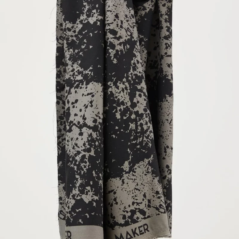 Crêpe de Viscose fond gris à motif abstrait noir