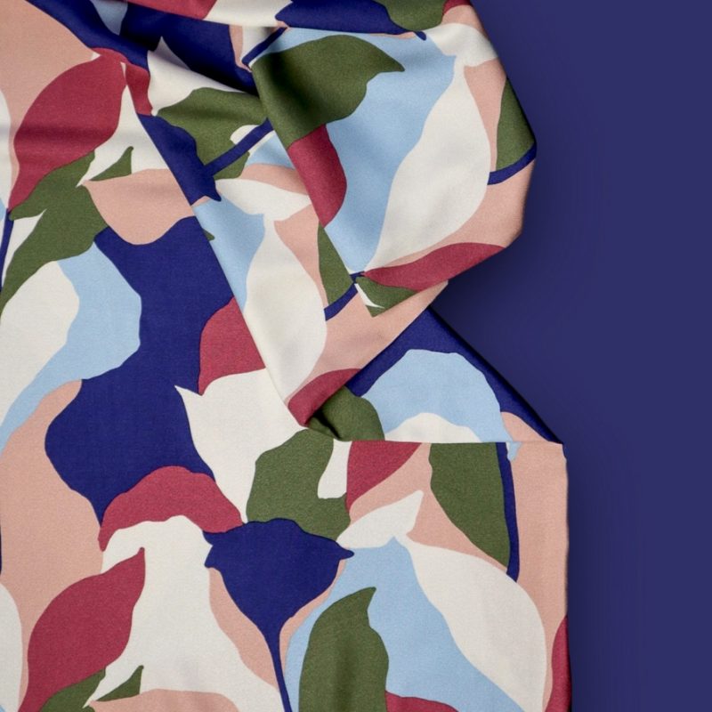 Crêpe de viscose à motif feuilles multicolores fond rose