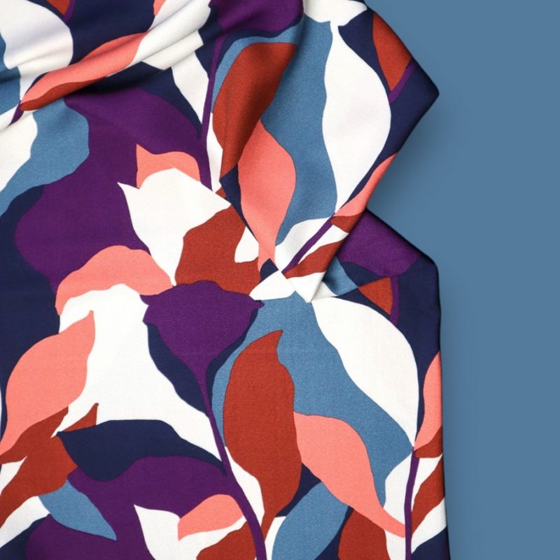 Crêpe de viscose à motif feuilles multicolores fond bleu