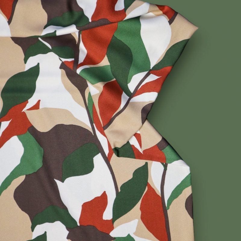 Crêpe de viscose à motif feuilles multicolores fond kaki