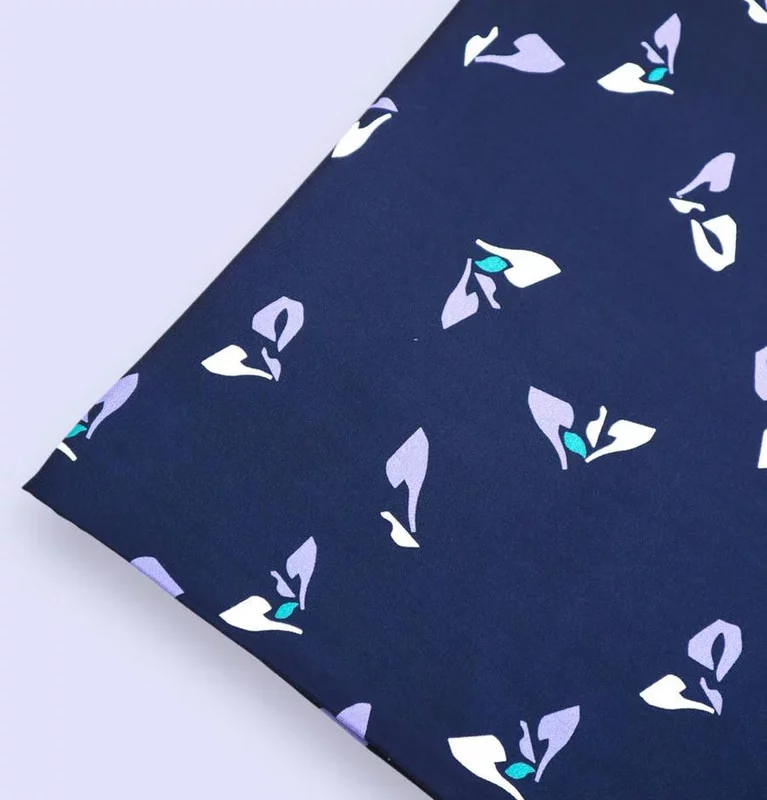 Crêpe de viscose indigo à fleurs mauves et blanches
