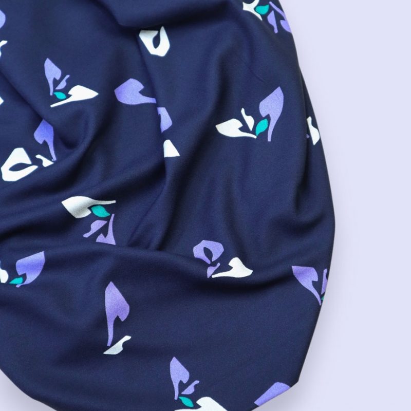 Crêpe de viscose indigo à fleurs mauves et blanches