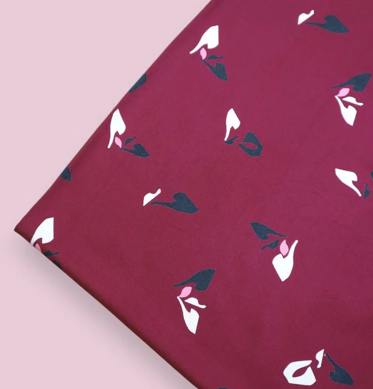 Crêpe de viscose bordeau à fleurs bleues et blanches