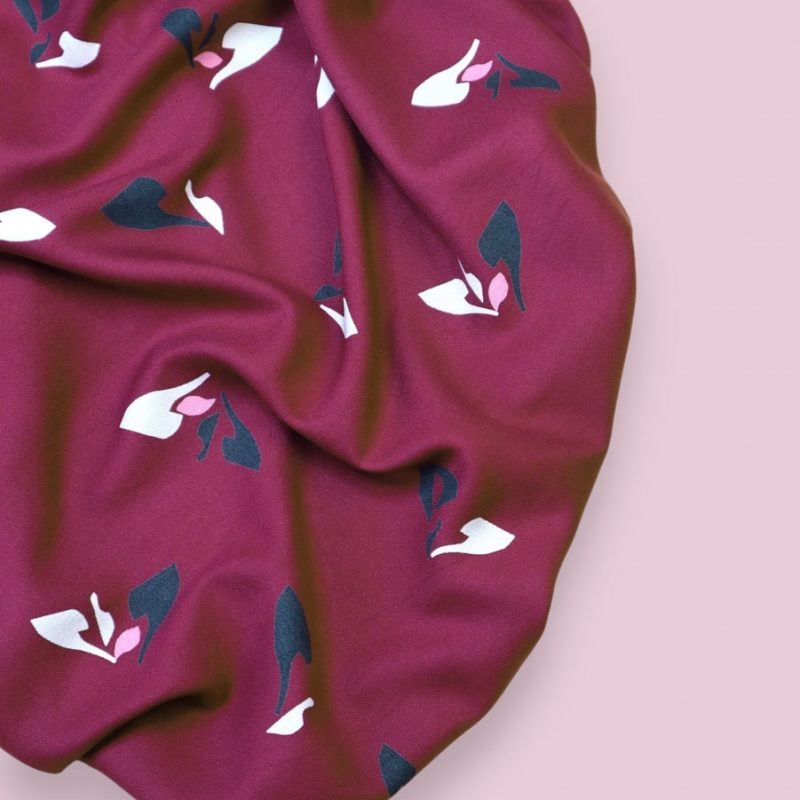 Crêpe de viscose bordeau à fleurs bleues et blanches