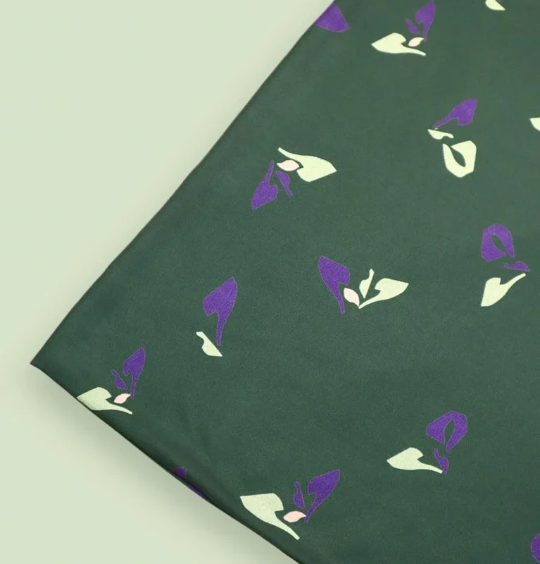 Crêpe de viscose vert à fleurs anis et violets
