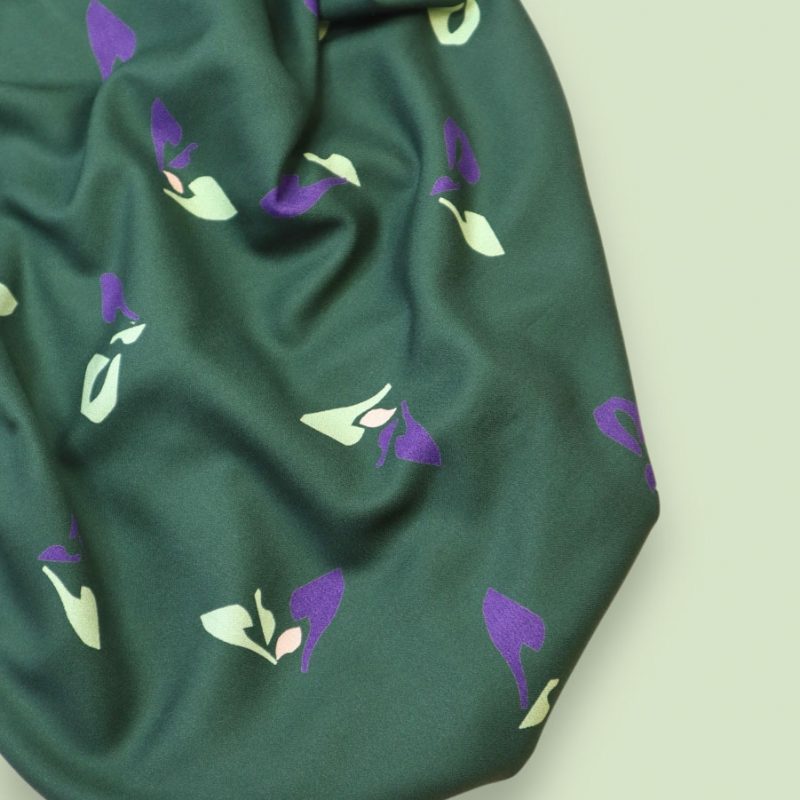 Crêpe de viscose vert à fleurs anis et violets