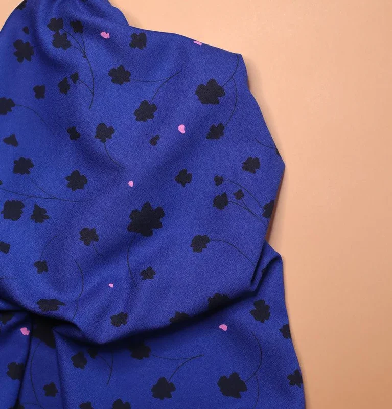 Crêpe de viscose à motif Florette bleu roi