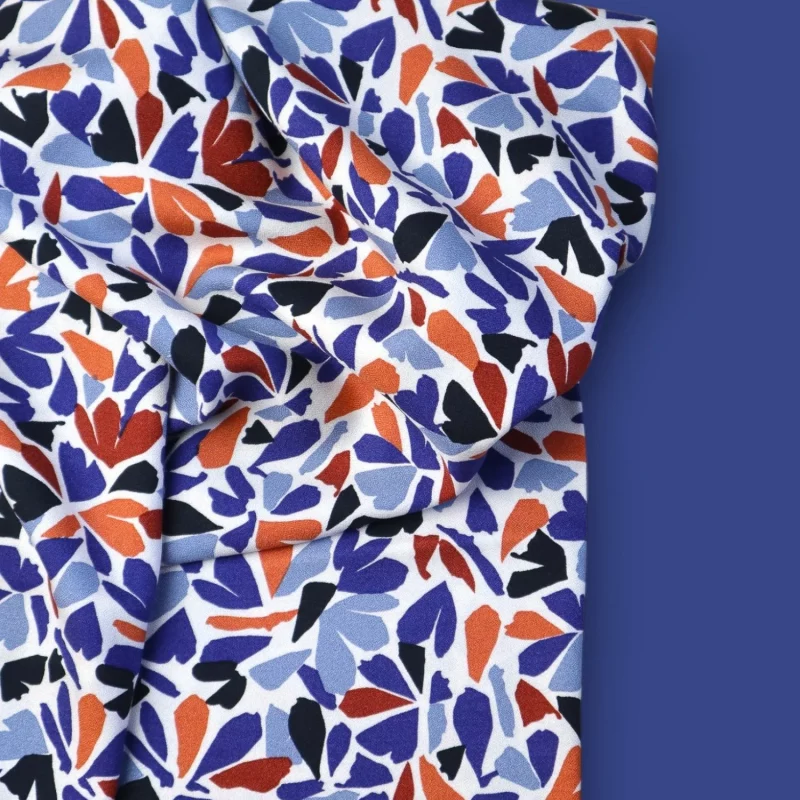 Crêpe de viscose à motif feuilles pétales bleues