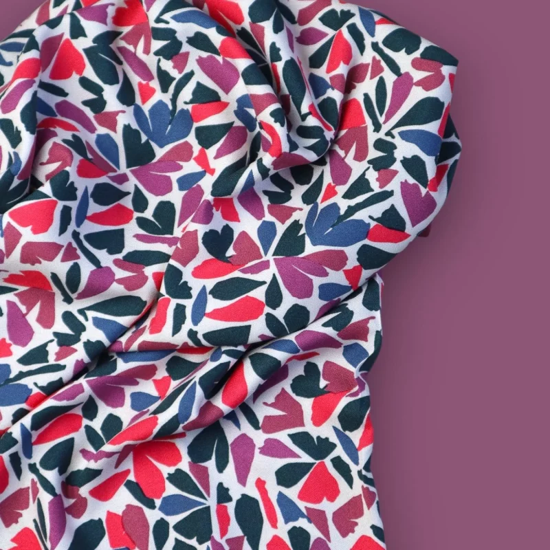 Crêpe de viscose à motif feuilles pétales rouge