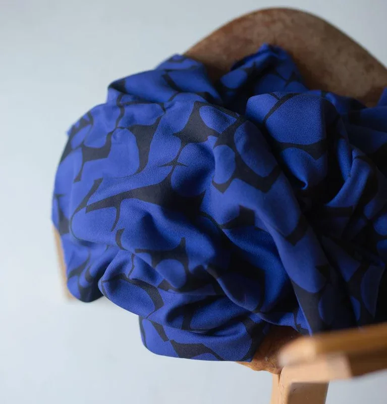 Crêpe de viscose à motif abstrait bleu roi