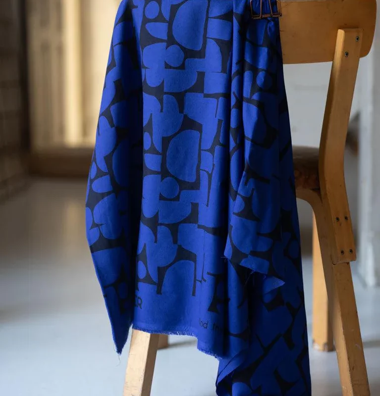 Crêpe de viscose à motif abstrait bleu roi