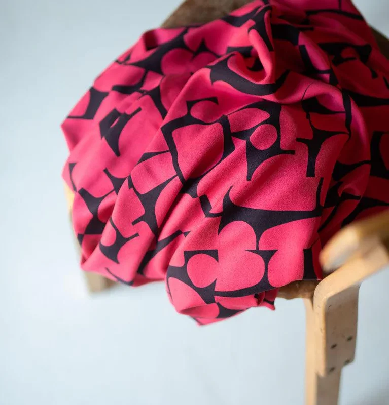 Crêpe de viscose à motif abstrait fuchsia