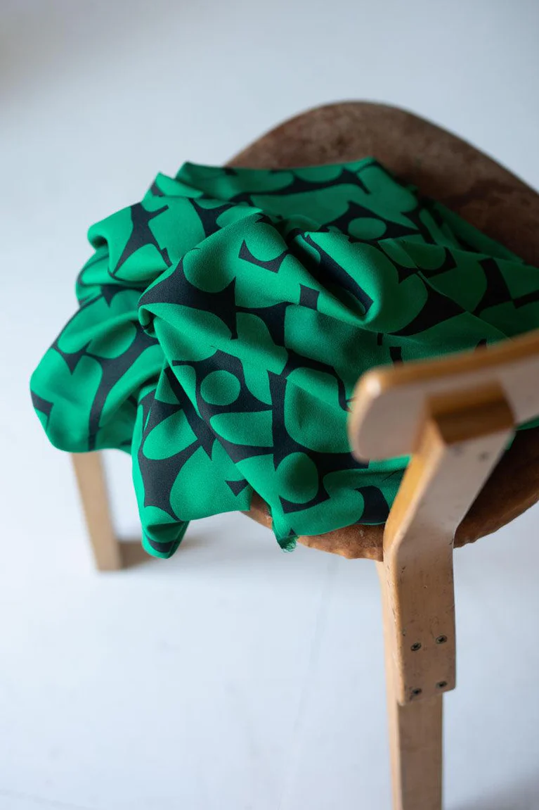 Crêpe de viscose à motif abstrait vert – Image 3